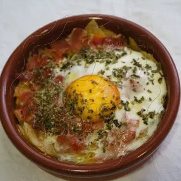 Huevos al plato con jamón de bellota ibérico Una receta sencilla y exquisita para disfrutar y no dejar de chuparse los dedos.