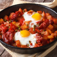 Huevos estrellados con jamón de bellota iberico y patatas El huevo frito con patatas es una comida que no debe faltar en ningún hogar.
