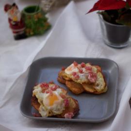Lascas de patatas con huevos de codorniz y taquitos de jamón El jamón nos da tanto juego que se ha convertido en un indispensable en las cocina, ya sea época de fiestas como no.
